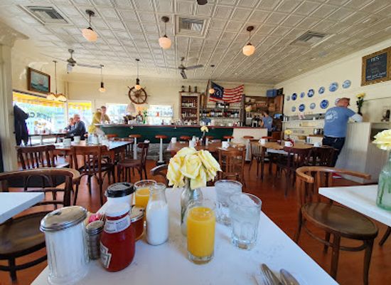 massachusetts/provincetown/restaurant/liz-s-cafe-anybody-s-bar