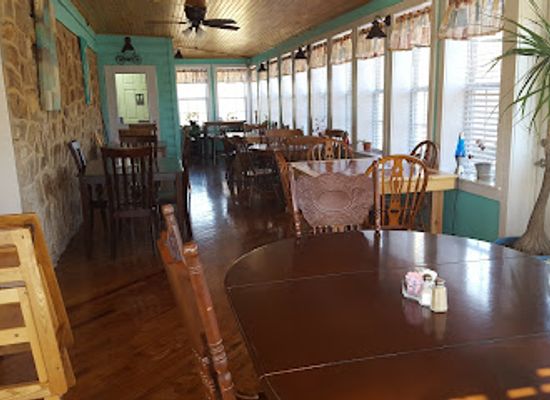 missouri/current-river/restaurant/lil-black-river-cafe