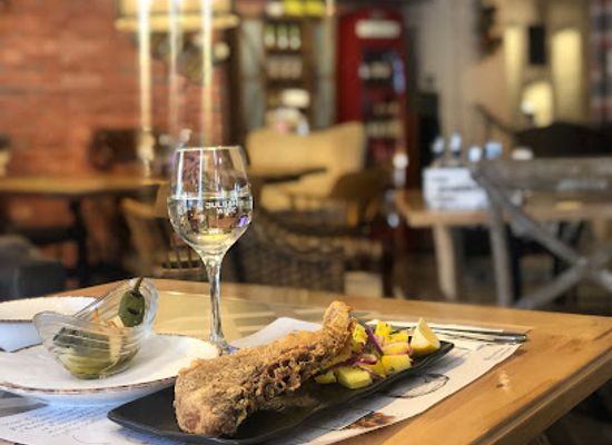 bulgaria/ruse/restaurant/good-food-vintage-show-cooking