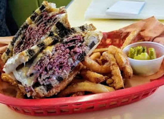 vermont/orleans-county/restaurant/chowhound-smokehouse