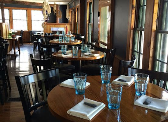 massachusetts/the-islands/restaurant/water-street-kitchen