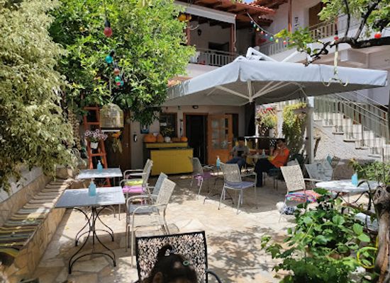 greece/mount-taygetos/restaurant/h-yioryitsa-s-backyard