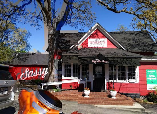 arkansas/fayetteville/restaurant/sassy-s-red-house