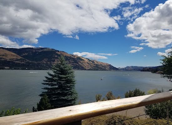 oregon/columbia-river-gorge/restaurant/riverside