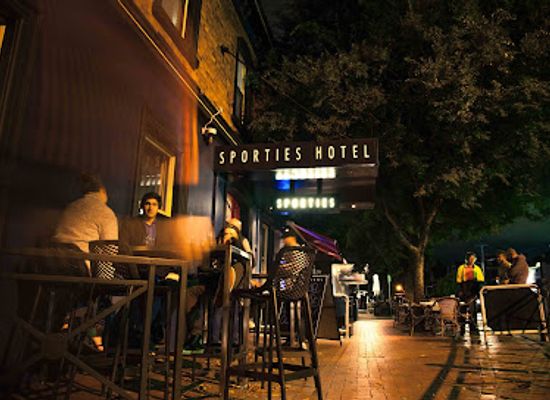 australia/the-whitsundays/restaurant/sporties-staff-bar