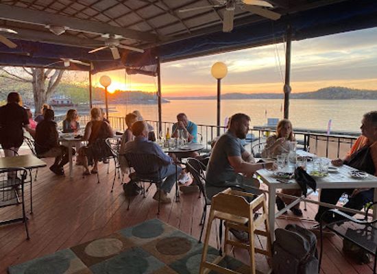 missouri/lake-of-the-ozarks/restaurant/the-bend-the-duck