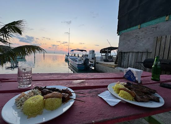 belize/caye-caulker/restaurant/dee-n-d-s-waterside-grill