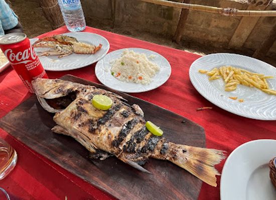 senegal/casamance/restaurant/cafe-de-la-plage-chez-platini-les-pieds-dans-l-eau