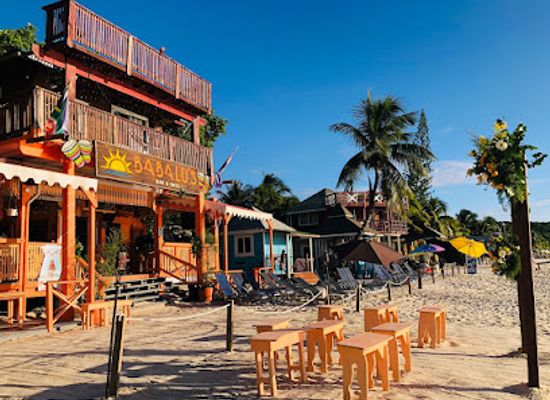 honduras/cayos-cochinos/restaurant/babalu-s-bar-grill