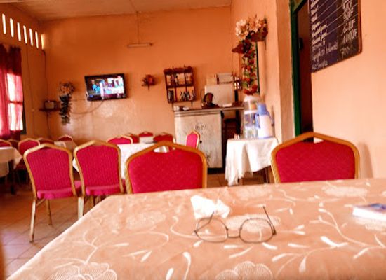 cameroon/mbouda/restaurant/restaurant-black-white