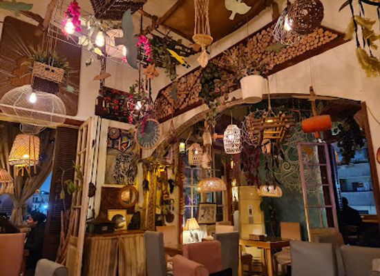 egypt/cairo/heliopolis/restaurant/tree-trunk