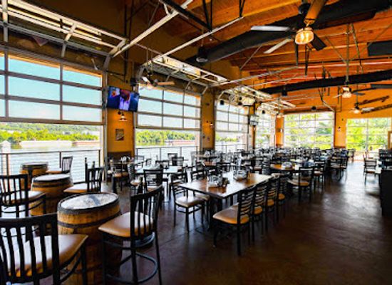 tennessee/ruby-falls/restaurant/scotties-on-the-river