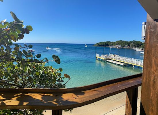 honduras/bay-islands/restaurant/mila-del-mar-beachfront-restaurant-and-bar