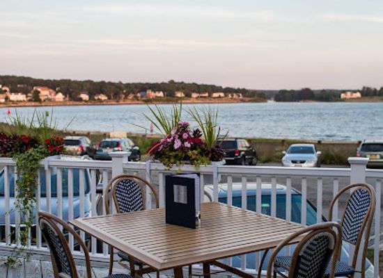 rhode-island/narragansett-bay/restaurant/15-point-road-restaurant-waterfront-dining