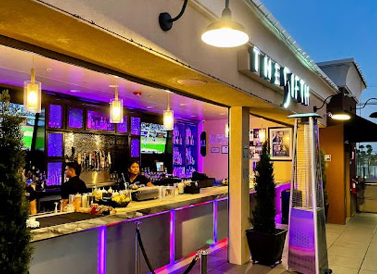 california/anaheim/restaurant/the-fifth-rooftop-restaurant-bar
