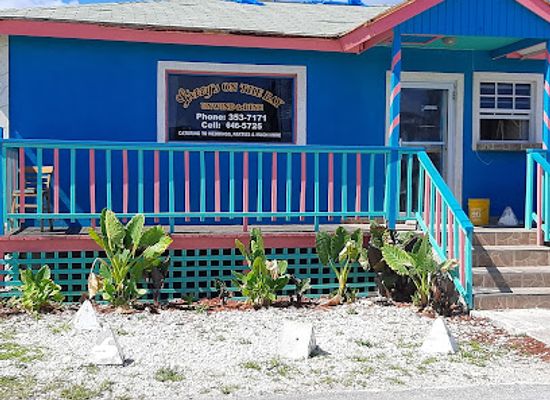 the-bahamas/freeport/restaurant/lizzy-s-on-the-bay