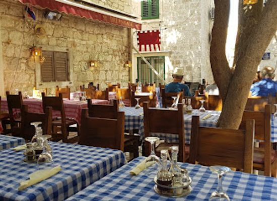 croatia/split/marjan/restaurant/tavern-deep-shade