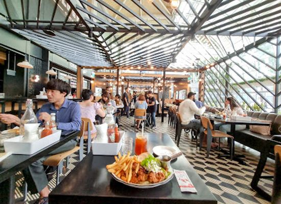 singapore/marina-bay/restaurant/black-tap-craft-burgers-beers