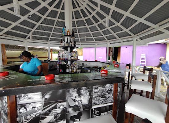 saint-vincent-and-the-grenadines/georgetown/restaurant/captain-lano-s-bar