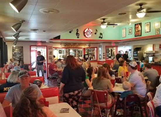 missouri/table-rock-lake/restaurant/mel-s-hard-luck-diner