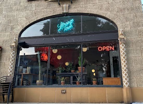 wisconsin/milwaukee/restaurant/strange-town