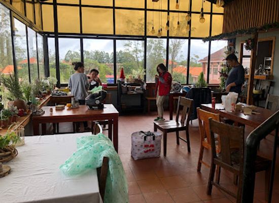 vietnam/dalat/xuan-huong-lake/restaurant/moon-dining