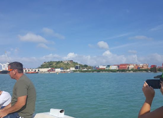 antigua-and-barbuda/codrington/restaurant/captain-s-table