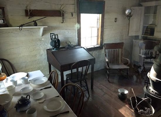north-dakota/theodore-roosevelt-national-park/restaurant/maltese-cross-cabin