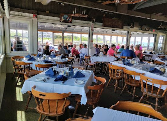 massachusetts/barnstable/restaurant/mattakeese-wharf-waterfront-seafood-restaurant