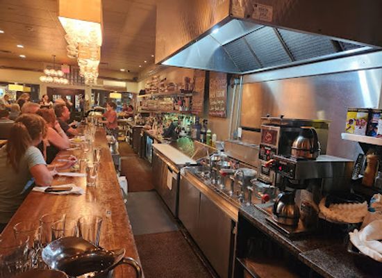 michigan/traverse-city/restaurant/poppycocks