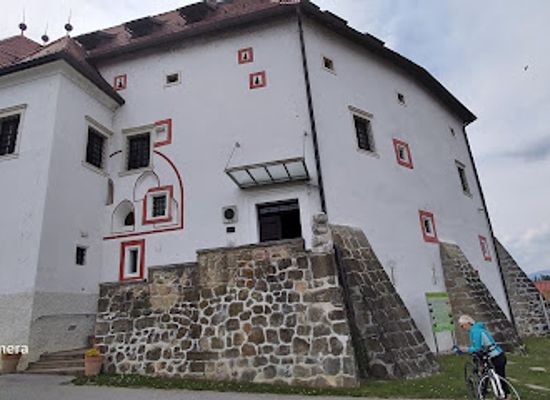 slovenia/savinja/restaurant/3-poezije-grad-komenda