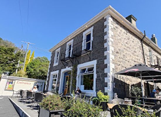 new-zealand/dunedin/restaurant/careys-bay-historic-hotel