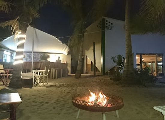 mozambique/inhambane/restaurant/dathonga-art-gallery-praia-de-tofo-mozambique