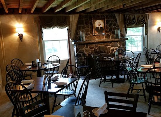 ohio/punderson-state-park/restaurant/welshfield-inn