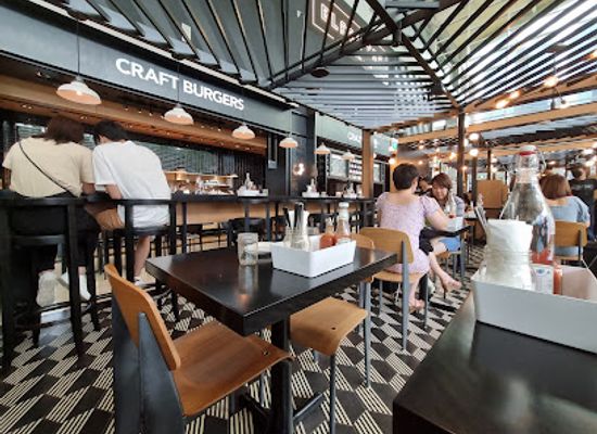 singapore/marina-bay/marina-centre/restaurant/black-tap-craft-burgers-beers