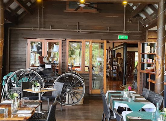 australia/southern-queensland/restaurant/secrets-on-the-lake-dining-on-the-deck-cafe