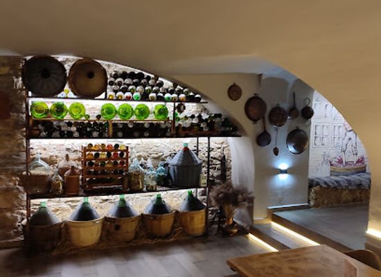 ukraine/chernivtsi/central-square/restaurant/vinarium