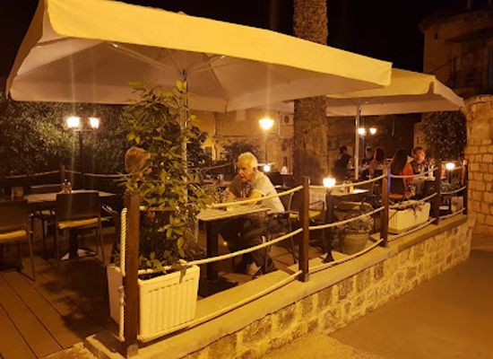 croatia/brac-island/restaurant/apinelo
