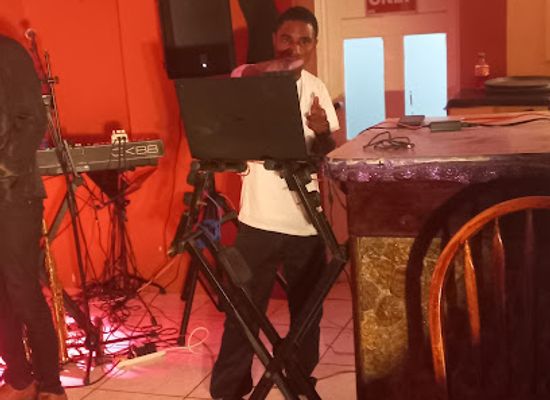 dominica/soufriere/restaurant/iron-monkey-bar-grill