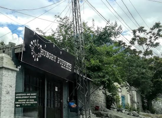 pakistan/gilgit/restaurant/hungry-puppets