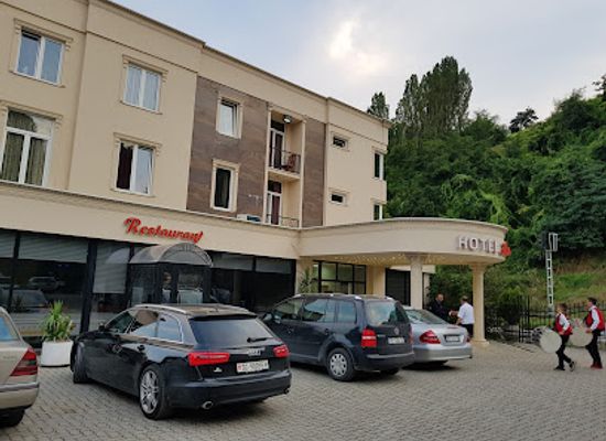 kosovo/mitrovica/restaurant/lux