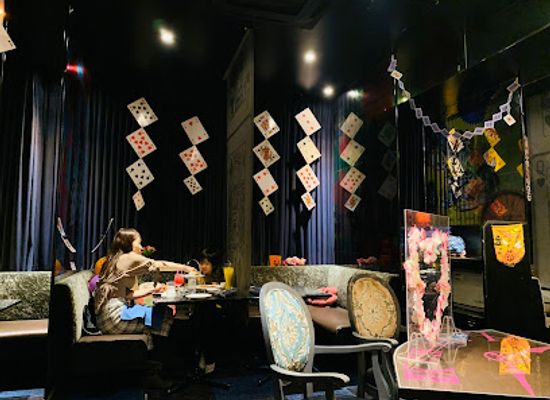japan/tokyo/restaurant/alice-in-fantasy-book
