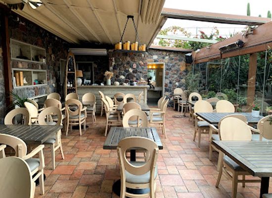 greece/santorini/fira/restaurant/pelican-kipos-cafe-and-wine-restaurant