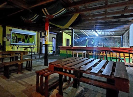 dominica/saint-george/restaurant/m-g-s-jerk-hut-bar
