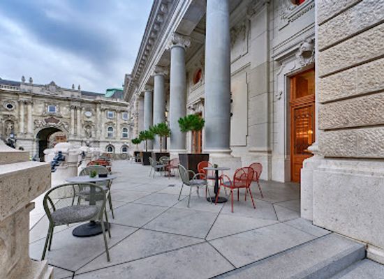 hungary/budapest/castle-district/restaurant/main-guardhouse