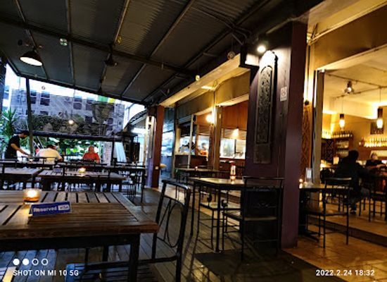 malaysia/kuching/restaurant/sidewalk