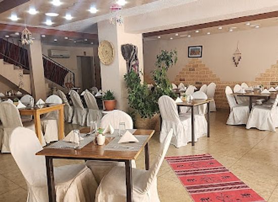 jordan/petra/petra-archaeological-park/restaurant/palm-court-restaurant-cafe