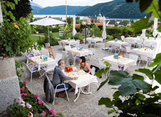 austria/millstatter-see/restaurant/reinankenwirte-wappenstuberl-mit-gartenterrasse-im-familienhotel-post