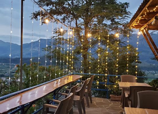 albania/gjirokaster/restaurant/veranda-clockwise