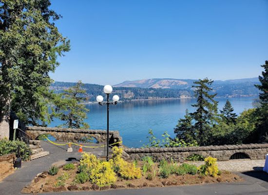 oregon/columbia-river-gorge/restaurant/simon-s-cliff-house